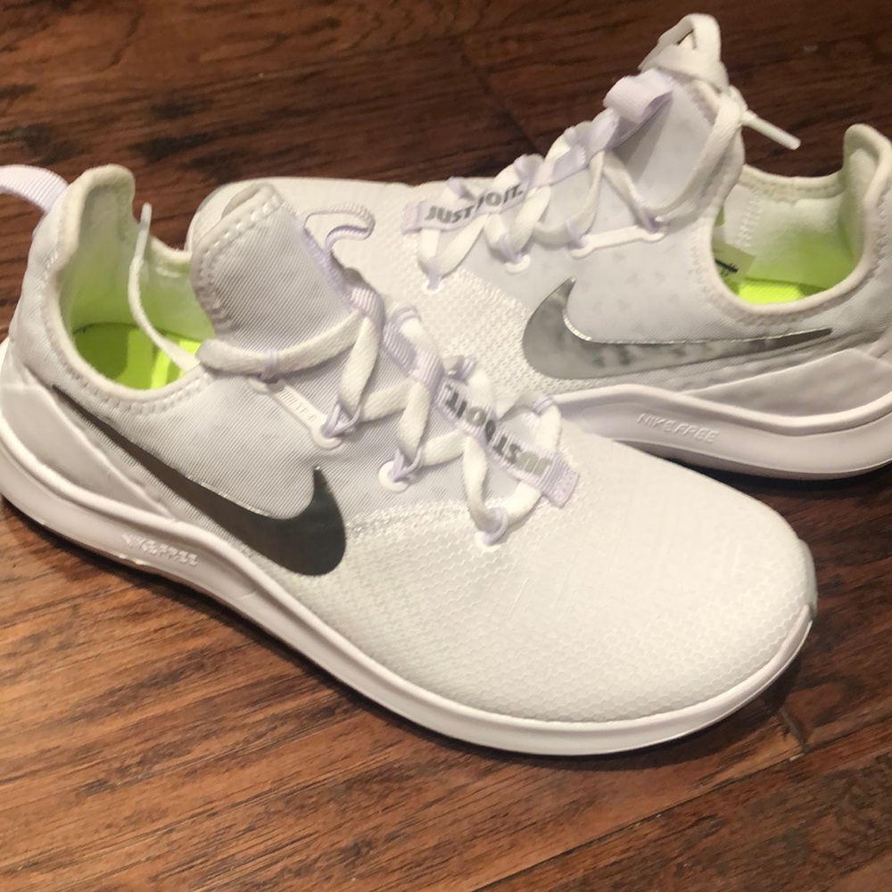 WMNS Nike free TR 8, white and metallic silver.
